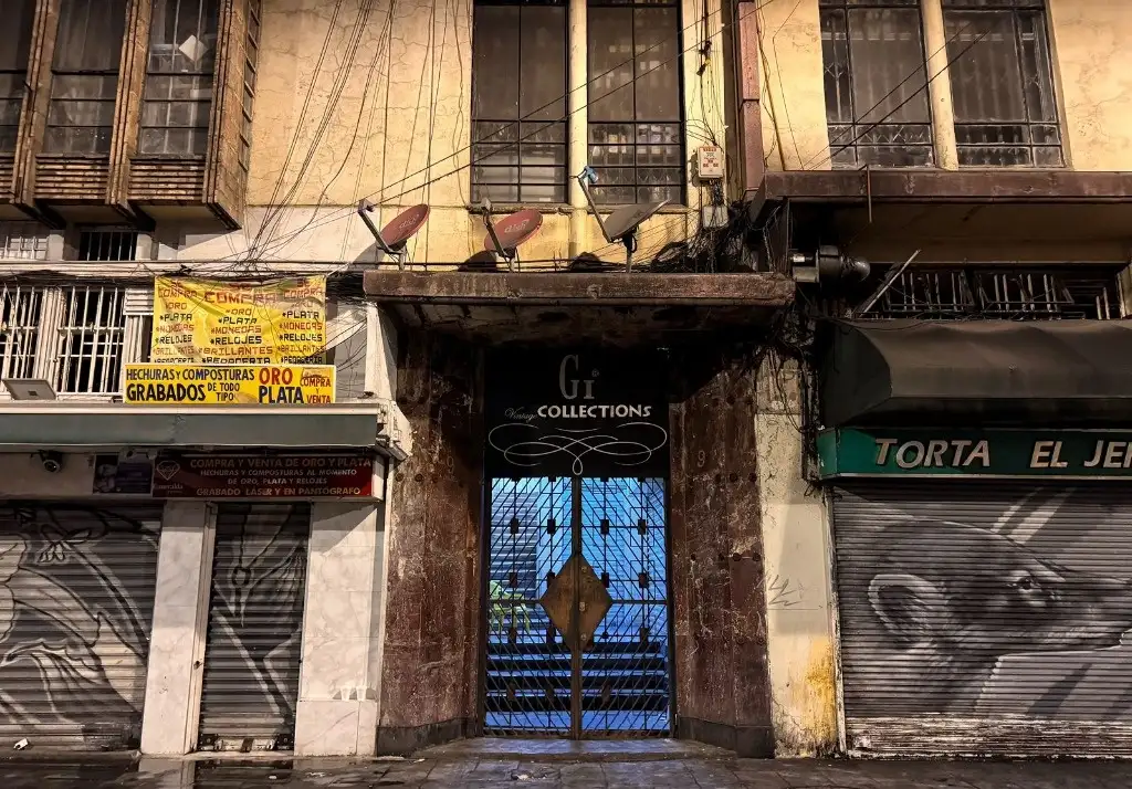Decenas de materiales utilizados para falsificar documentos fueron asegurados durante el operativo en un inmueble localizado en la calle Palma, en el Centro Histórico. Foto Marco Peláez