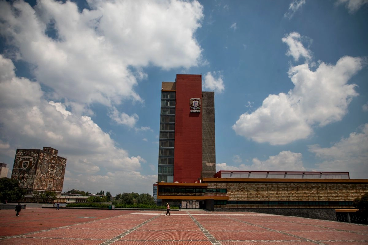 Después de una serie de amenazas de bombas o de supuestos ataques de grupos de jóvenes denominados incels, las cuales han sido falsas, las autoridades se vieron obligadas a desalojar facultades y escuelas de la UNAM. 