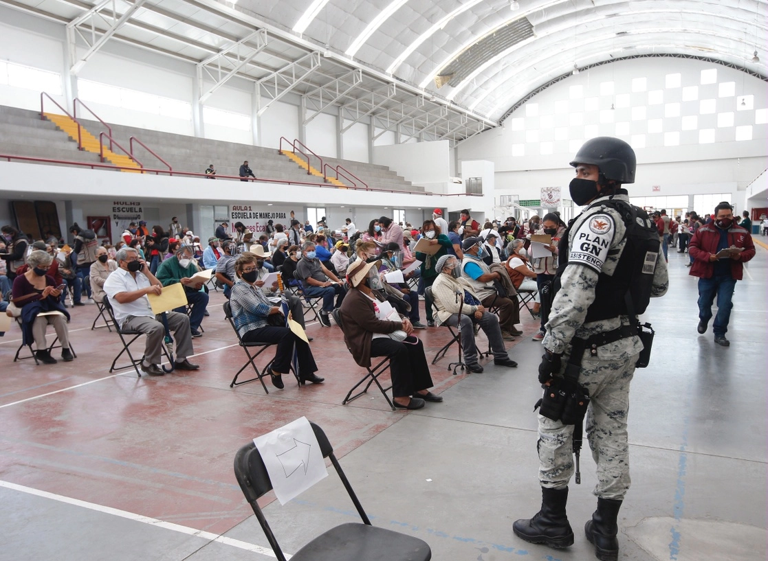 Personas de la tercera edad en el Centro Cultural y Deportivo Las Américas, Ecatepec, para recibir el biológico contra el Covid-19, en el Estado de México, el 23 de febrero de 2021. Foto Guillermo Sologuren