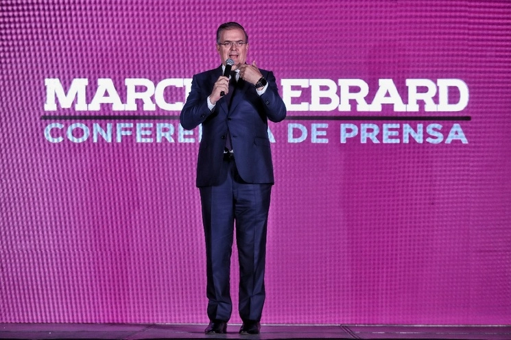 El aspirante a la coordinación por la defensa de la 4T, Marcelo Ebrard, durante una conferencia de prensa el pasado 16 de agosto. Foto Marco Peláez 