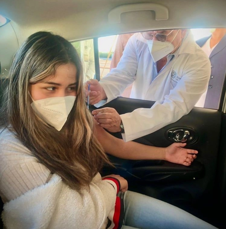 Personal de salud aplica una dosis de vacuna antiCovid en el municipio de Torreón, Coahuila. Foto tomada de la cuenta de Twitter @mrikelme