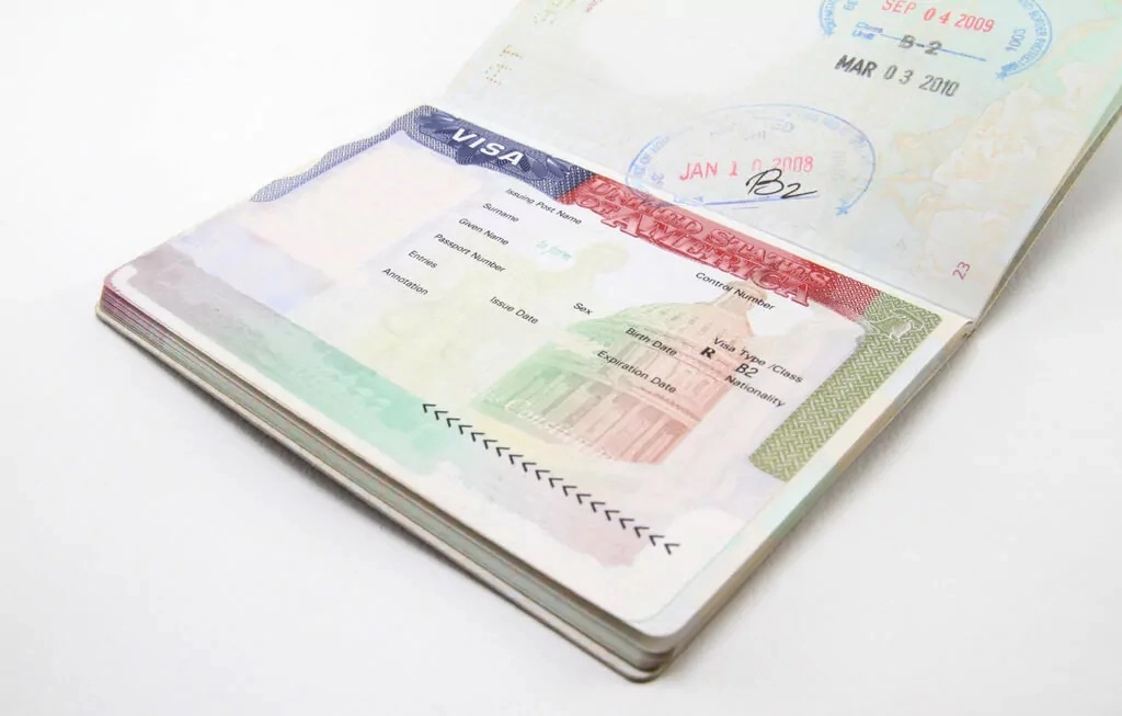 Visa de trabajo en imagen de archivo. Foto La Jornada