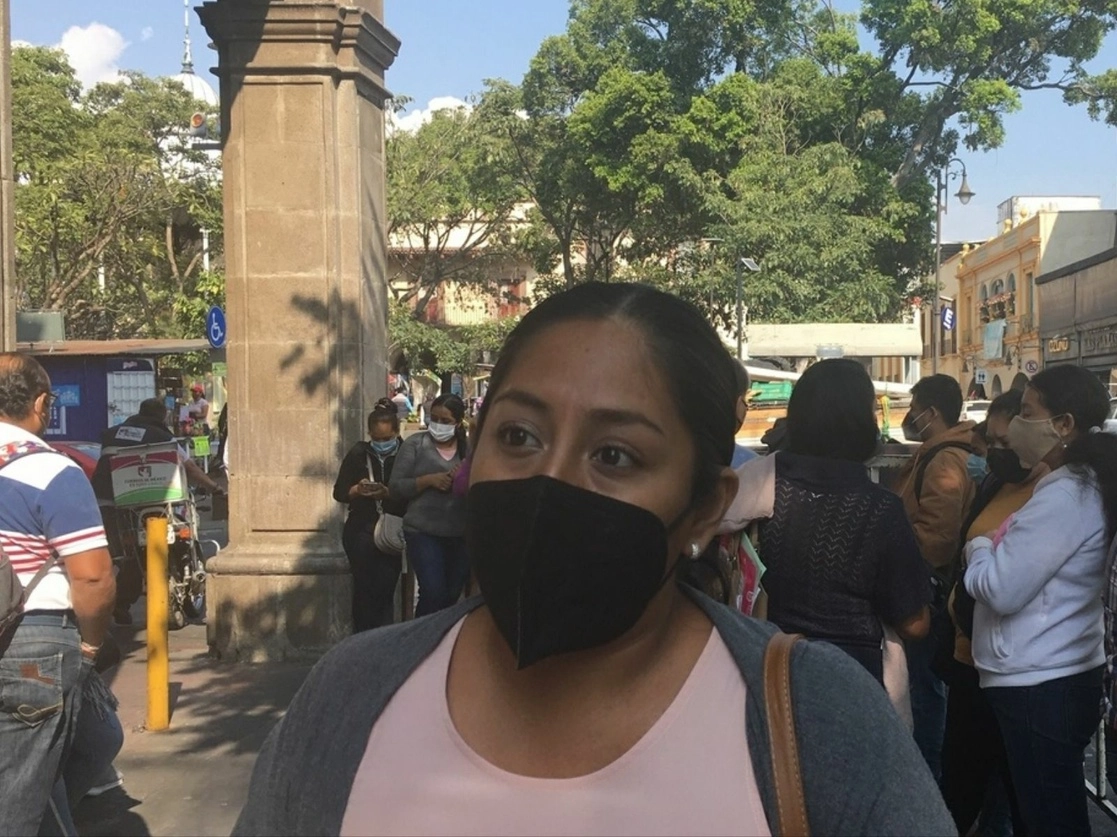Ex trabajadores del extinto Seguro Popular de Morelos protestaron frente al palacio de gobierno a casi un año de sus despidos. Foto Rubicela Morelos

