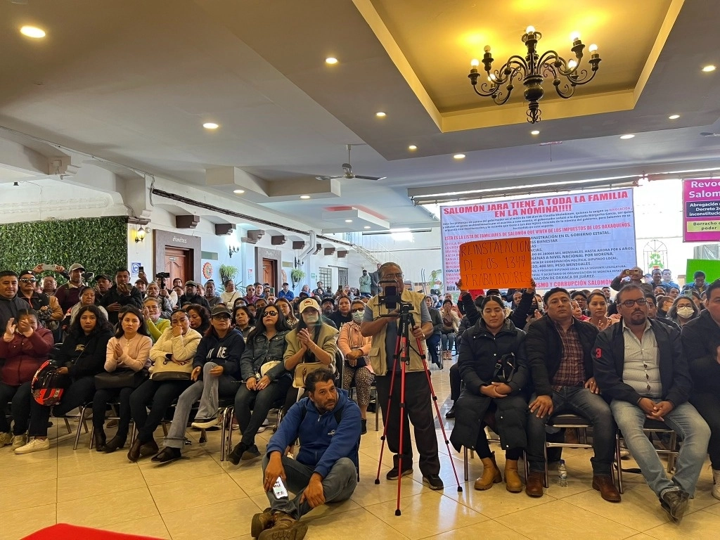 Algunos de los trabajadores despedidos, que suman más de mil. Foto tomada del perfil de X del senador Fernández Noroña
