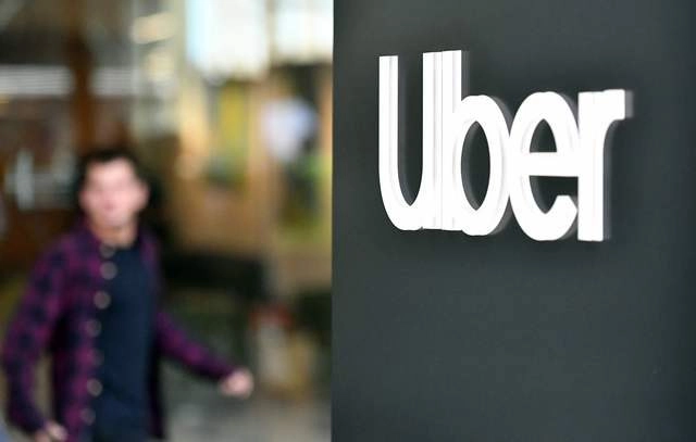 Uber recortará alrededor de tres mil empleos, que se suman a los tres mil 700 que anunció a principios de este mes. Foto Afp  
