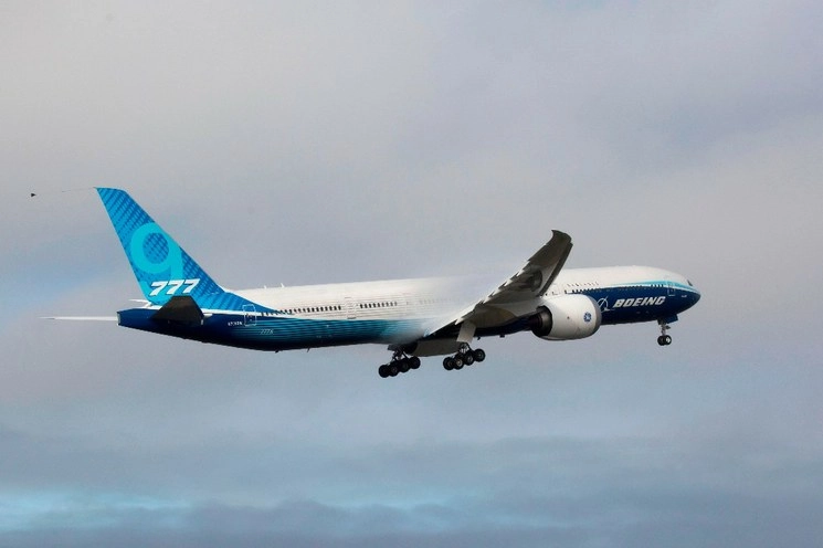 El nuevo avión de larga distancia de Boeing, el modelo 777X, despegó este sábado para su primer vuelo desde el aeródromo de Paine a Everett, en el noroeste de Estados Unidos. Foto Afp