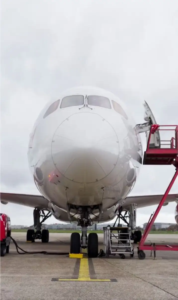La compañía aérea británica Virgin Atlantic operó el primer vuelo transatlántico propulsado íntegramente por combustibles sostenibles, pero las organizaciones ecologistas calificaron la iniciativa de "lavado de imagen verde", el 28 de noviembre de 2023. Imagen tomada de un video a través de X @VirginAtlantic