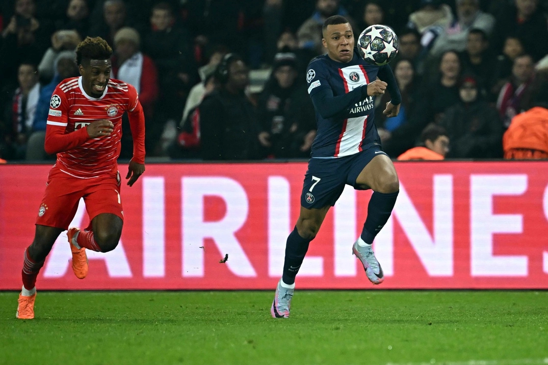 Kingsley Coman, anotador del tanto de la victoria para los germanos, persigue a máxima velocidad a Mbappé. Foto Afp 


