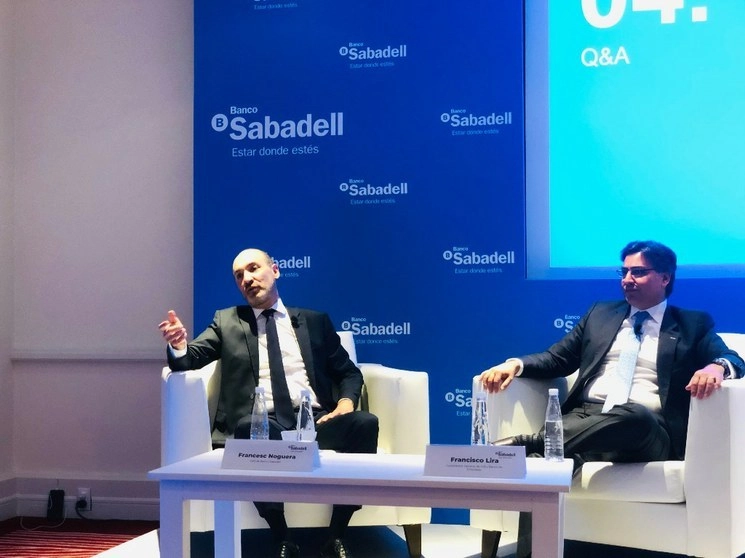 Francesc Noguera (izquierda), director general de Banco Sabadell, indicó que a raíz de la contingencia sanitaria “el apetito de los mexicanos por servicios bancarios digitales se ha elevado de forma relevante”. Foto Julio Gutiérrez / Archivo