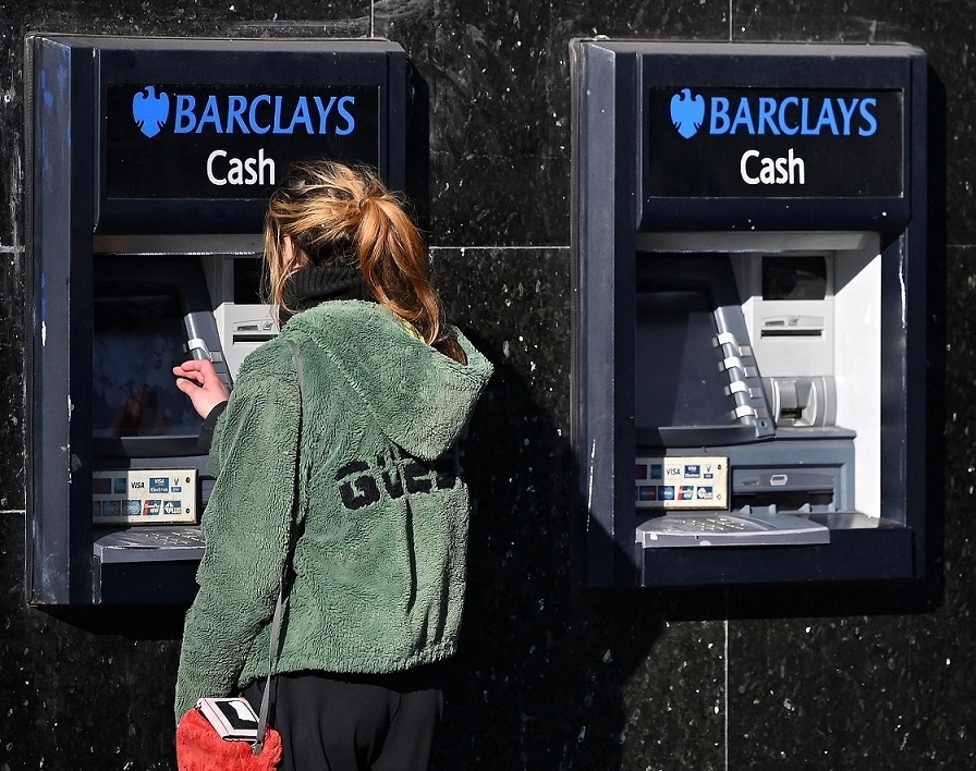 Barclays está despidiendo a decenas de empleados como parte de una campaña mundial de reducción de costos. Foto Afp
