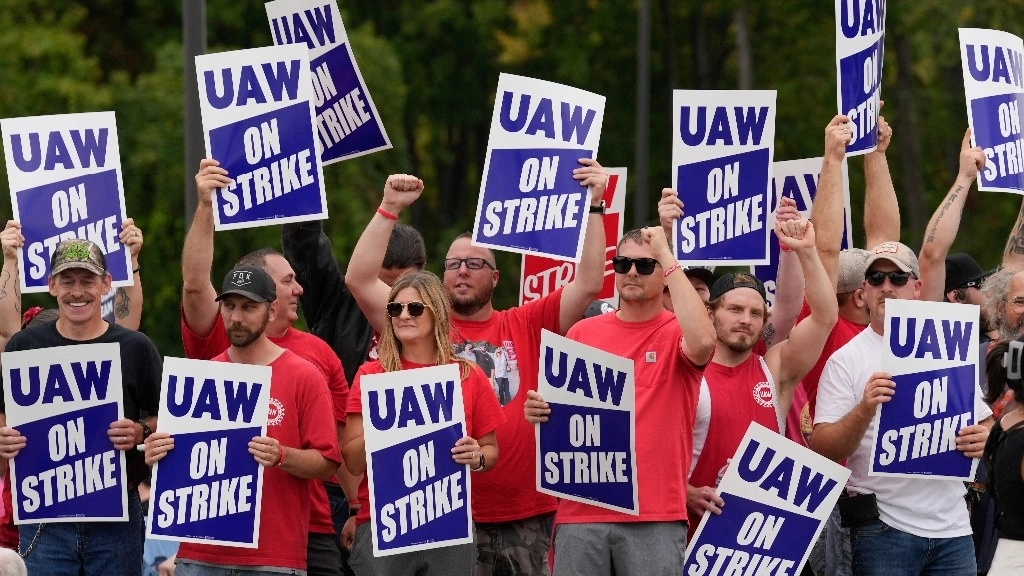 Trabajadores en huelga cerca de una planta de ensamblaje de General Motors en Delta Township, Michigan, el viernes 29 de septiembre de 2023. Foto Ap