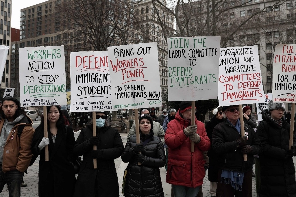 Una protesta en Nueva York exige disolver la agencia de Inmigración y Control de Aduanas de Estados Unidos. Foto Ap