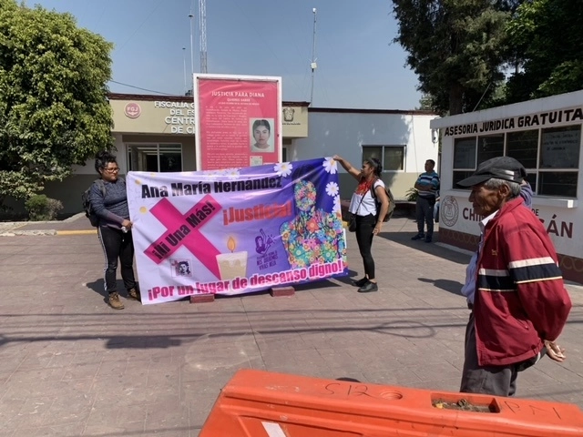 Activistas protestan ante instalaciones de la Fiscalía General de Justicia del Estado de México por el manejo del cuerpo de Ana María, que intentaron sepultar en una fosa común. Foto René Ramón.