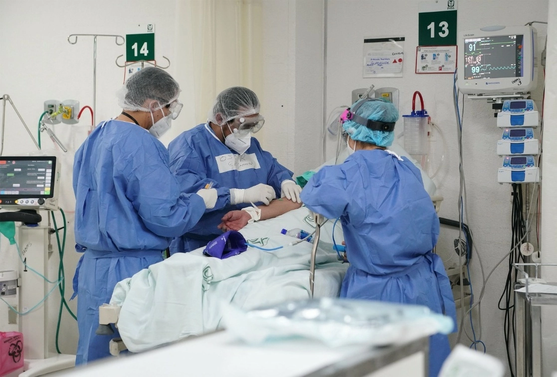 Atención médica en un hospital del IMSS. Foto @Tu_IMSS
