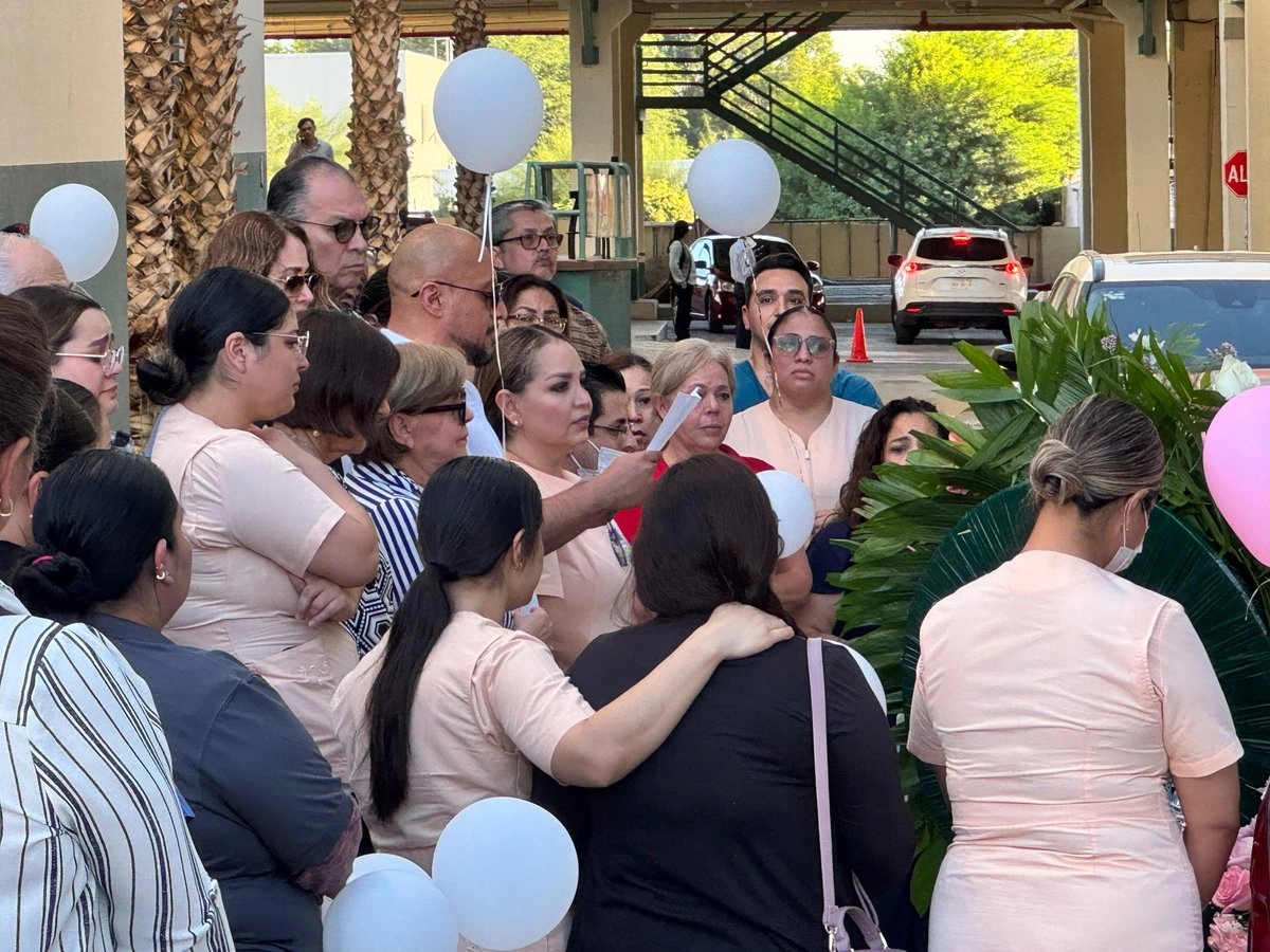 En el acceso principal del hospital donde laboró durante años, colegas formaron guardias de honor, colocaron flores y soltaron globos en señal de despedida. 