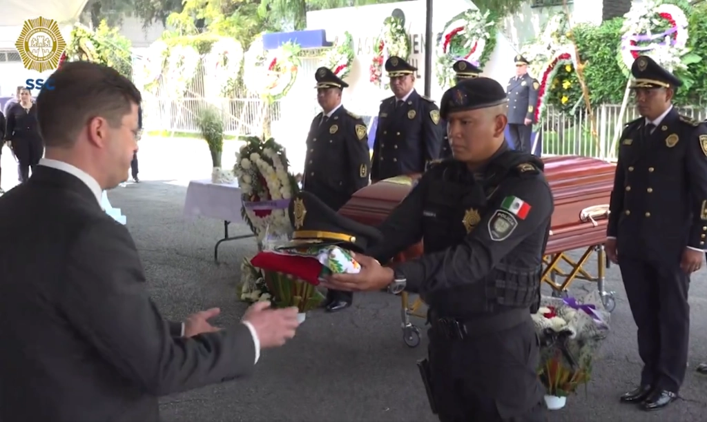 Autoridades y familiares realizaron una ceremonia de despedida para el jefe del sector Topilejo de la SSC. Foto @SSC_CDMX