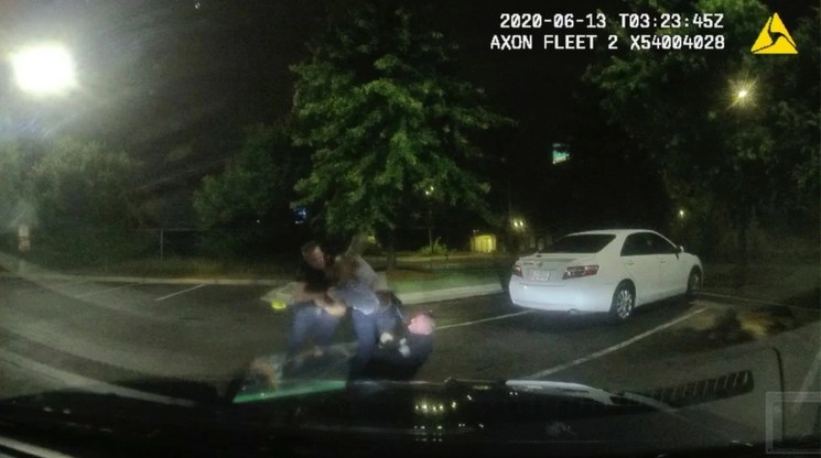 Imagen de cámaras de seguridad, proporcionada por la policía de Atlanta, muestra a Rayshard Brooks (c), forcejeando con los policías Garrett Rolfe (izq) y Devin Brosnan (der), en el estacionamiento del restaurante Wendy's, el 13 de junio de 2020. Foto vía Ap