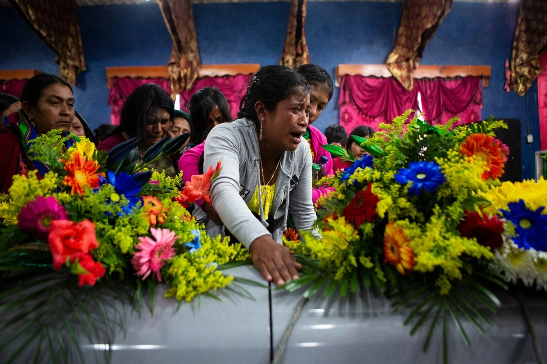 Melvin Guachiac, de 13 años, fue enterrado en el cementerio de su natal aldea Tzucubal, en el municipio maya de Nahualá, Guatemala. Foto Ap