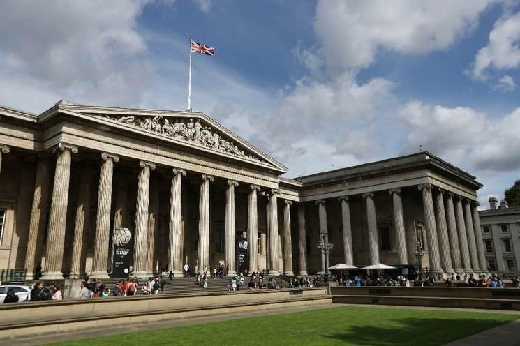 Visitantes se reúnen frente al Museo Británico en el centro de Londres. Foto Afp / Archivo 