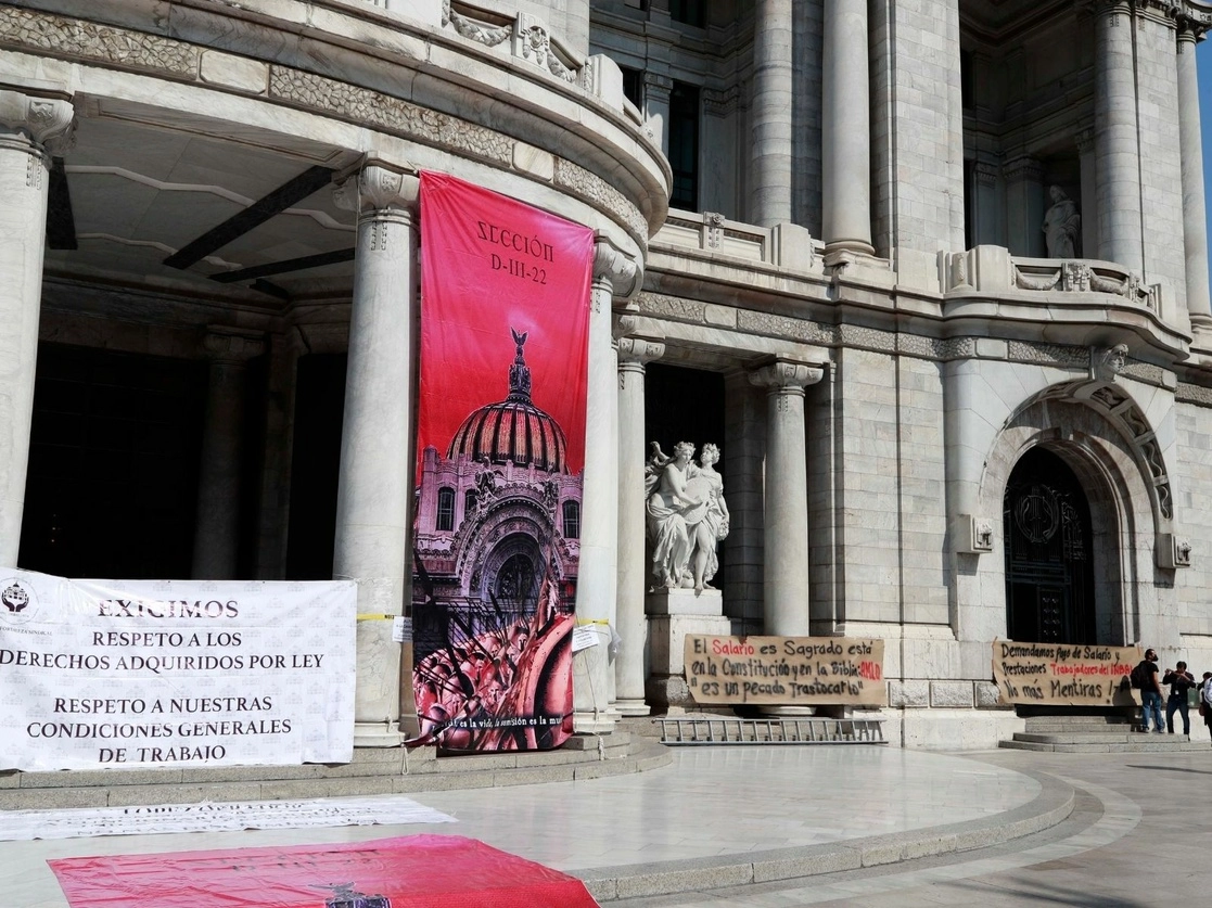 Trabajadores del capítulo 3000 protestaron en diversas ocasiones este año afuera de Bellas Artes. Foto Alfredo Domínguez / Archivo