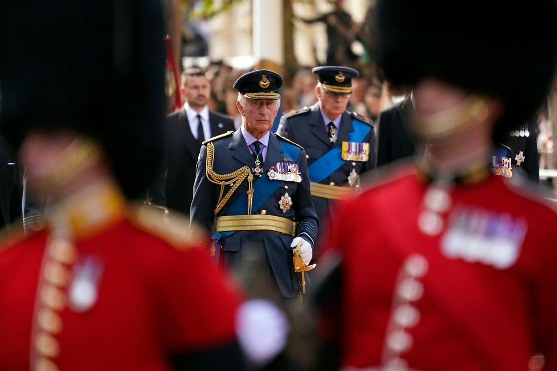 El rey Carlos III ha sido criticado luego de que se diera a conocer que al menos cien personas de su equipo podrían perder sus empleos. Foto Ap