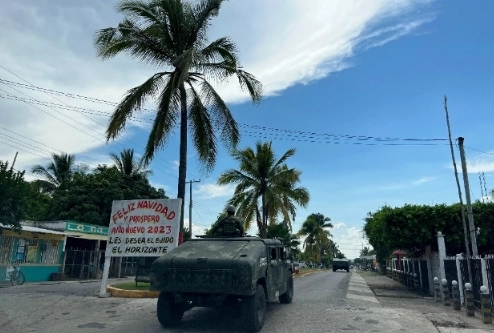 Militares ingresan a una comunidad de Chiapas afectada por la violencia. Foto Alfredo Domínguez/Archivo