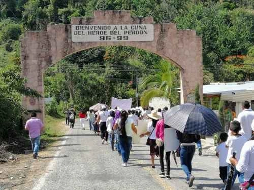 Desplazados de Leonardo Bravo y de Zitlala, Guerrero tomarán el viernes la autopista del Sol México-Acapulco. Foto Sergio Ocampo Arista/Archivo