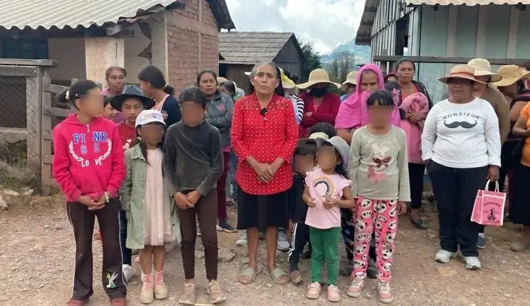 Unas 500 personas de varios poblados del municipio de San Miguel Totolapan, ubicados en la Sierra Madre del Sur, en Tierra Caliente, demandaron en una misiva al presidente Andrés Manuel López Obrador y a la gobernadora Evelyn Salgado apoyo para regresar a sus comunidades, de las que huyeron hace tres semanas por agresiones de grupos delincuenciales. Pidieron que se establezca una base militar que los resguarde del crimen organizado, el cual intenta apoderarse de zonas forestales y minas. Foto Sergio Ocampo



