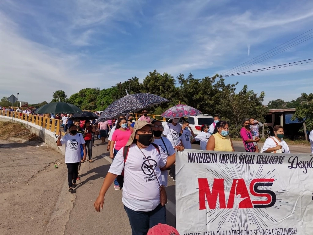 Desplazados por inseguridad de la sierra de Sinaloa marcharon para exigir terrenos donde construir sus casas. Foto Irene Sánchez