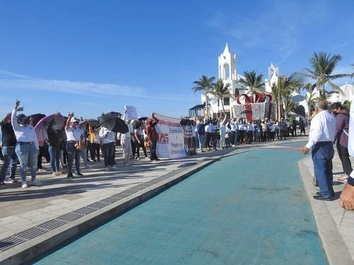 Desplazados por la violencia en Sinaloa se manifiestan en el malecón de Mazatlán. Foto Irene Sánchez / Archivo