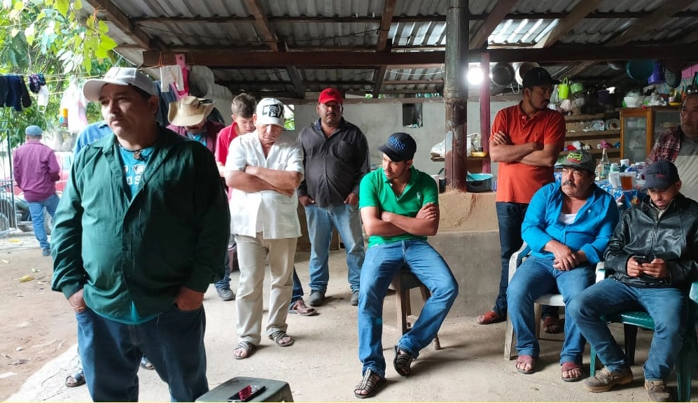 Productores de mezcal del ejido de Zihuaquio, municipio de Coyuca de Catalán, en la región de la Tierra Caliente de Guerrero, que salieron huyendo hace dos años por agresiones de presuntos miembros del cártel Jalisco Nueva Generación, pidieron al presidente Andrés Manuel López Obrador y a la gobernadora Evelyn Salgado su intervención para regresar a su poblado. En tanto, en Sinaloa, el gobierno actualizará el censo de desplazados para conocer las condiciones en las que viven, pero de inicio hay alrededor de 4 mil familias en esa situación, sobre todo de Mazatlán y Concordia. Foto Sergio Ocampo