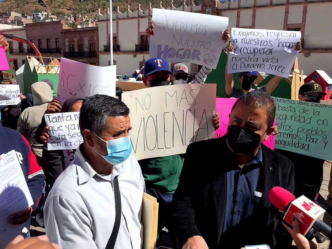 Habitantes de la comunidad El Durazno, en Zacatecas, se manifestaron porque la violencia no cesa. Foto Alfredo Valadez