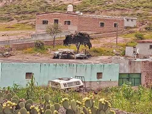 Presuntos criminales incendiaron un vehículo en una finca de la comunidad Ermita de los Correa, municipio de Jerez, Zacatecas. La mayoría de los habitantes de este poblado huyeron a causa de la violencia de los días recientes. Foto 'La Jornada'