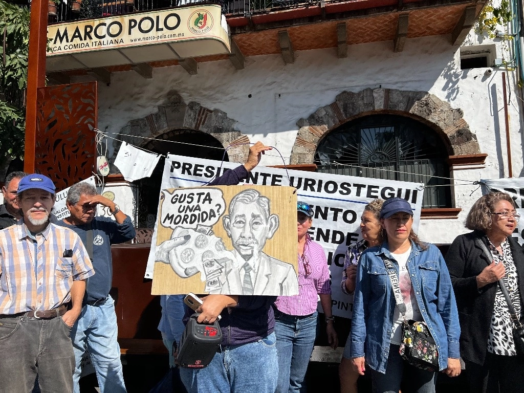Mor. Pintores y artesanos protestaron porque el ayuntamiento de Cuernavaca que preside José Luis Urióstegui, autorizaron la construcción de un armazón de un local comercial en la vía pública. Foto Rubicela Morelos
