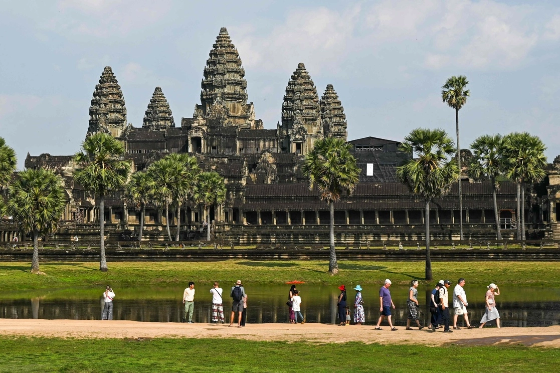 Turistas visitan el complejo del templo de Angkor Wat, declarado Patrimonio de la Humanidad por la UNESCO, en la provincia de Siem Reap. Foto Afp