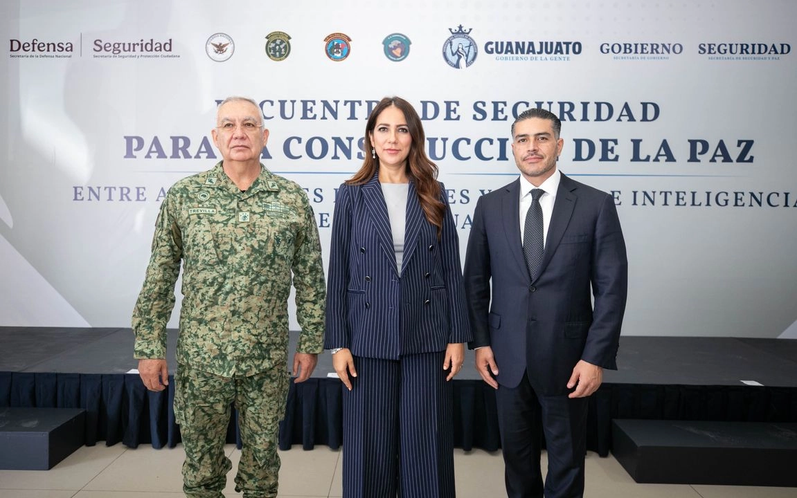 La gobernadora de Guanajuato, Libia García Muñoz Ledo; el secretario de Seguridad, Omar García Harfuch; y el secretario de Defensa, Ricardo Trevilla Trejo tras la reunión de acuerdos.  Foto 