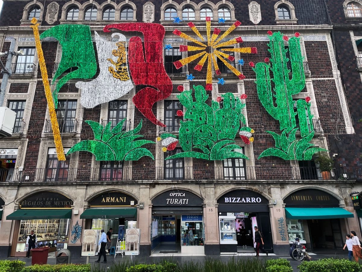 En los edificios que rodean la Plaza de la Constitucioón se instalaron los mosaicos de iluminación, para las Fiestas Patrias. Foto