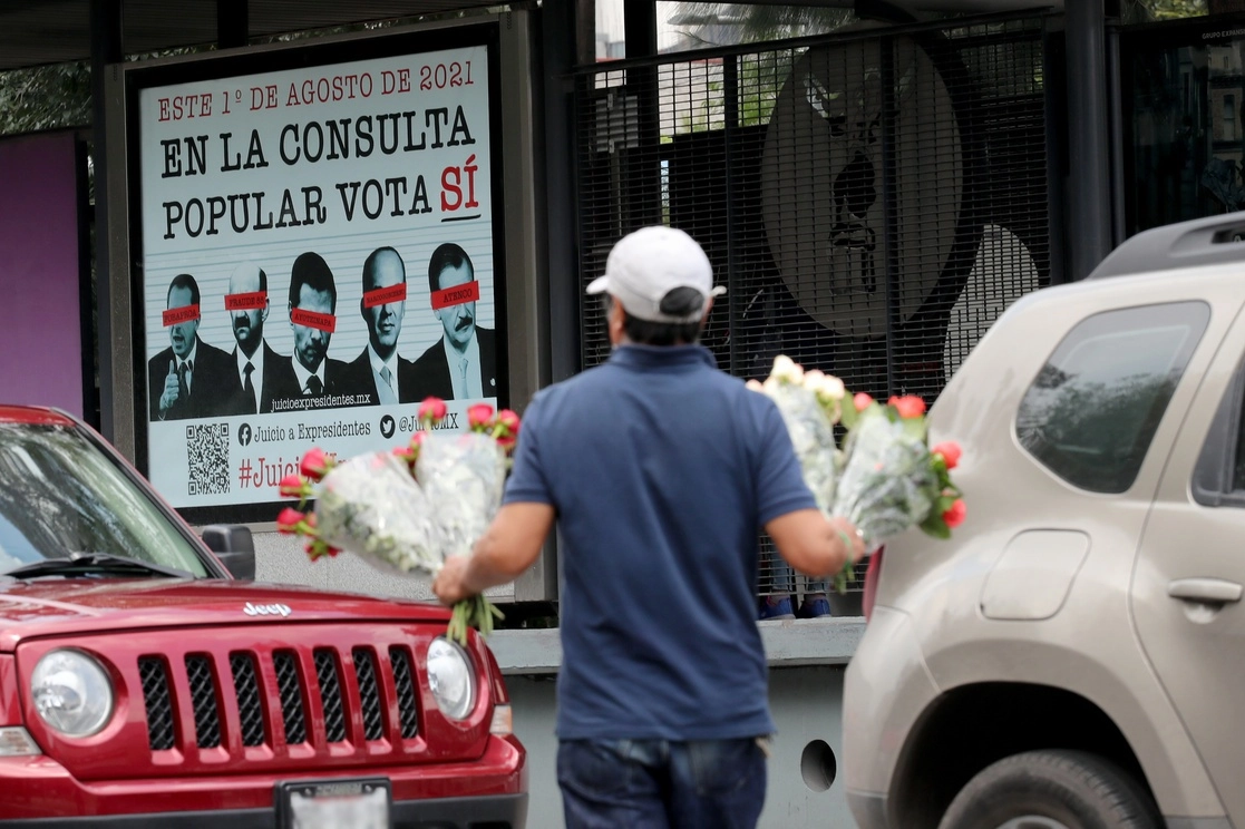 Publicidad alusiva a la consulta popular en una estación de Metrobús. Foto Roberto García Ortiz / Archivo 