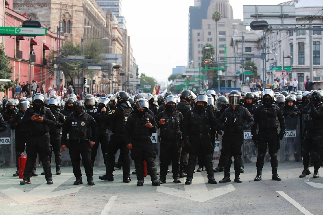 Aspectos del operativo policiaco en la marcha de 2021. Foto Víctor Camacho