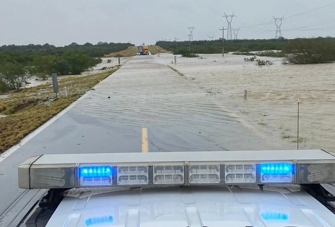 La CFE informó que ha sido reestablecido 53.5% el servicio de energía en zonas afectadas por ‘Hanna’ en Nuevo León y Tamaulipas. Foto Twitter @PC_NuevoLeon