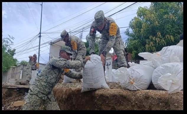 Elementos del Ejército mexicano durante acciones de apoyo a la población. Foto 