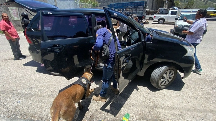 Elementos de la policía estatal y del Ejército realizaron revisiones a vehículos en diversos puntos de la ciudad de Chilpancingo, Guerrero. Foto Sergio Ocampo Arista 
