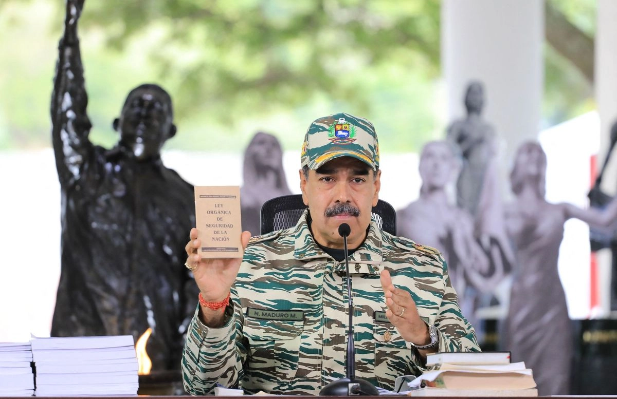 "Esta movilización tiene como objetivo primordial la defensa de la soberanía nacional, la seguridad del país y la lucha por la paz. ¡A Venezuela la defendemos las venezolanas y los venezolanos!", dijo Maduro.