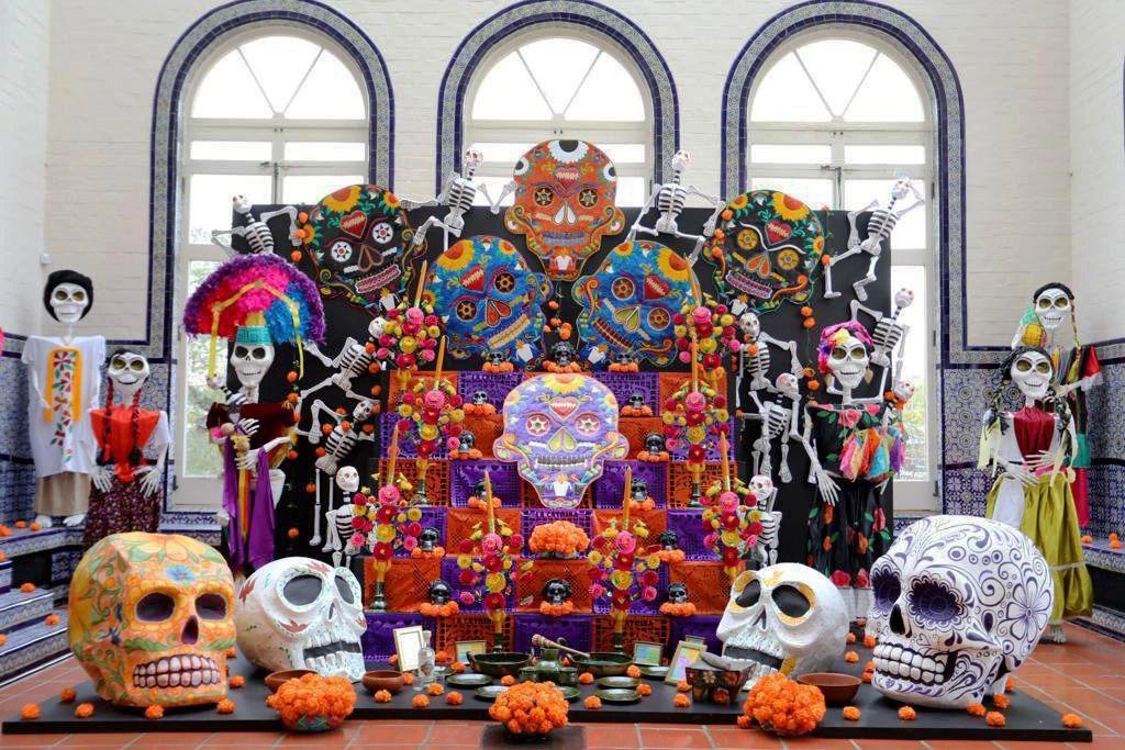 Con un desfile tradicional y la instalación de un altar de muertos en la sede del Instituto Cultural Mexicano, el gobierno del estado puso en marcha el Mes de Oaxaca en la capital estadunidense. Foto ‘La Jornada’