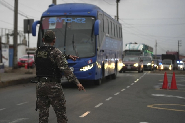 Un policía en un punto de revisión de autobuses en Pucusana, Perú, el 18 de julio de 2023. Foto Ap 