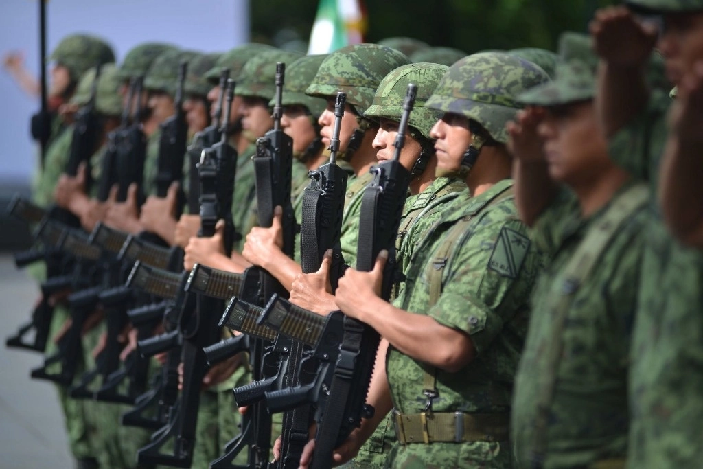 En los últimos días la Sedena ha reforzado sus acciones u operativos en municipios con altos índices de violencia que se localizan en los estados de Baja California, Guanajuato y Tamaulipas, a donde ha desplegado cientos de efectivos. En la imagen, las Fuerzas Armadas en Veracruz. Foto Cuartoscuro / Archivo