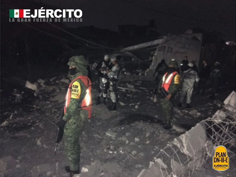 Personal militar labora en tareas de evaluación de daños, acordonamiento del área y reconocimientos de seguridad. Imagen tomada del Twitter de @SEDENAmx