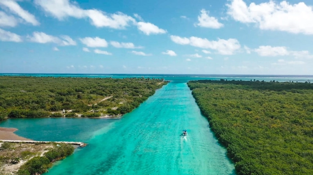 La embarcación ‘Crazy Brother’ volcó luego de cruzar el Canal de Zaragoza, en los límites entre México y Belice. Foto ‘La Jornada’