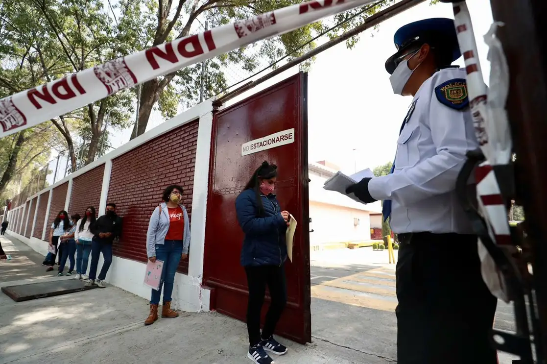 Estudiantes acudieron al CECyT 13 , ubicado en Taxqueña, para realizar su registro para el examen de Comipems de ingreso al nivel media superior, en la Ciudad de México, el 2 de marzo de 2021. Foto Luis Castillo