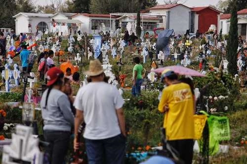 Un cementerio en la Ciudad de México. Foto Marco Peláez /Arhcivo